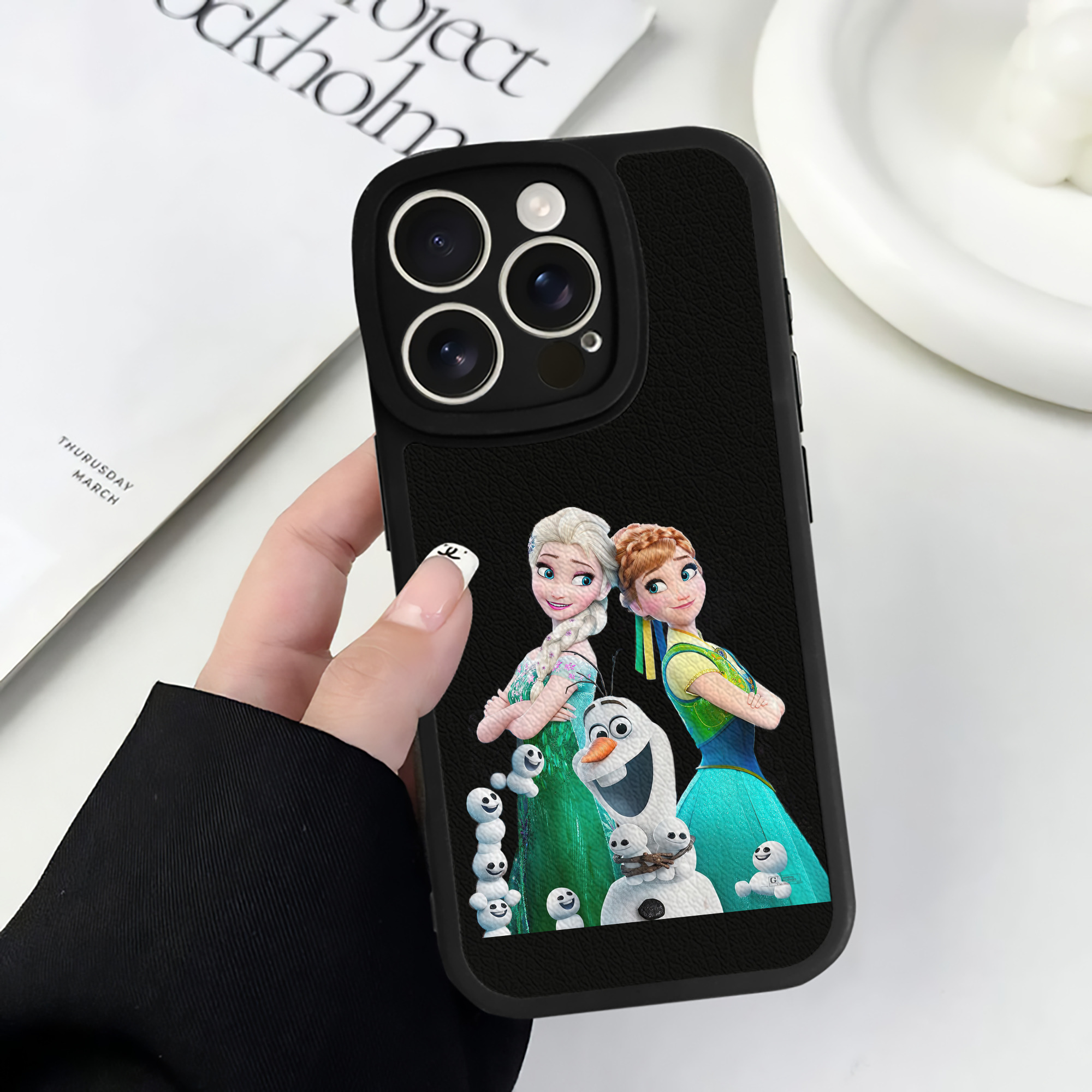 （画像用） アナと雪の女王 アンナ エルサ Frozen Anna Elsa 【iPhone 16シリーズ対応】シリコンスマホケース（レザー調） 材質：シリコン